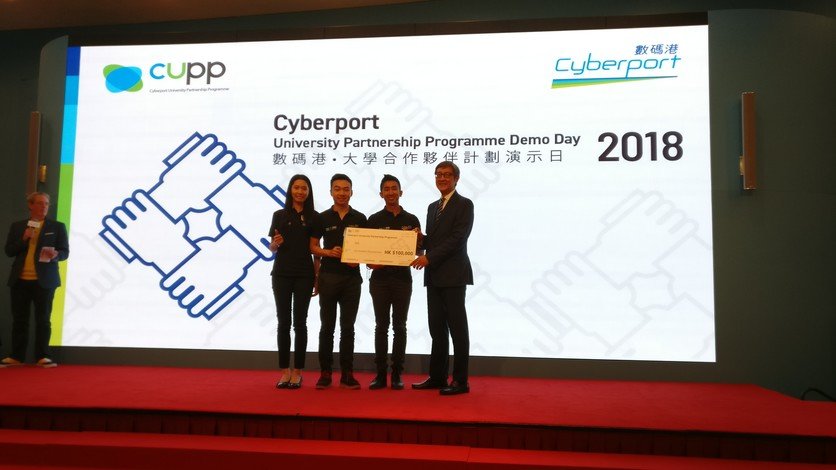 三位同學莫雅靜（左）、Thomas Huang（左二）與馮真（左三）組成的隊伍「ivi」贏得港幣10萬元的數碼港創意微型基金