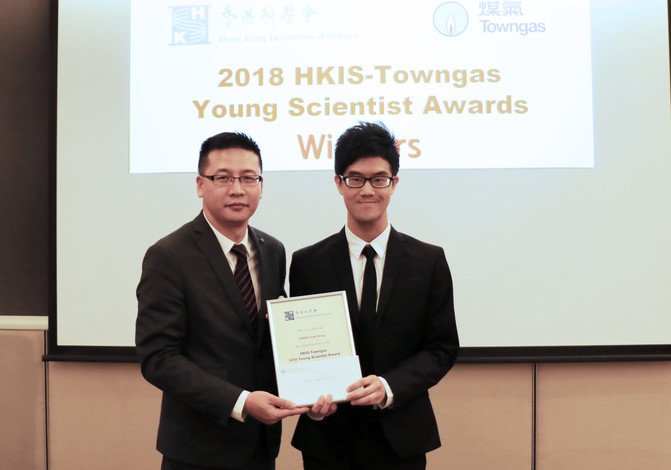 Dr Kwan Chak-shing’s (right) outstanding research into molecular machines was recognised.