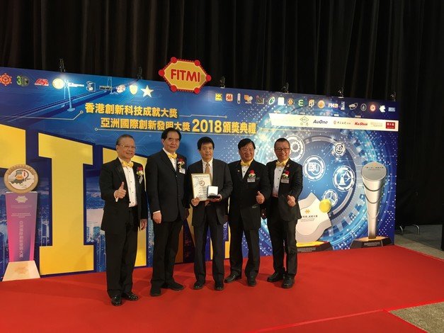 张宏杰教授（中）的研究团队再次扬威国际创新发明比赛，於香港创新科技成就大奖2018颁奖典礼上，获颁「亚洲国际创新发明大奖」银奖。