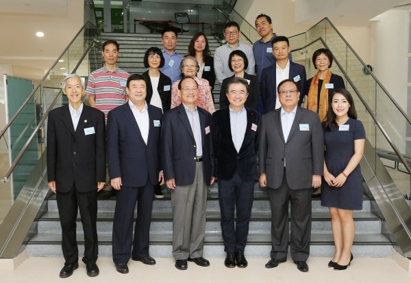 澳门校友会会长彭执中校友（前排左一）、监事长廖泽云校友（前排左二）、理事长曹美恩校友（前排右一）和其他内阁成员与钱大康校长（前排右三）、荣休校长谢志伟博士（前排左三）合照
