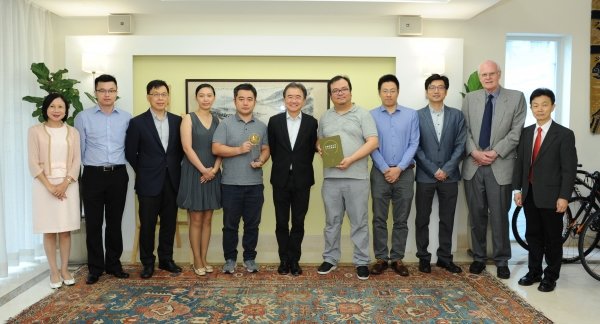 校长钱大康教授（中）代表大学感谢李丰先生（右五）、黄翔先生（右七）与邹文静女士（右八）对计算机科学发展的支持