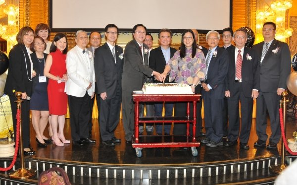 主礼嘉宾齐切生日蛋糕，庆祝安省校友会创会30周年
