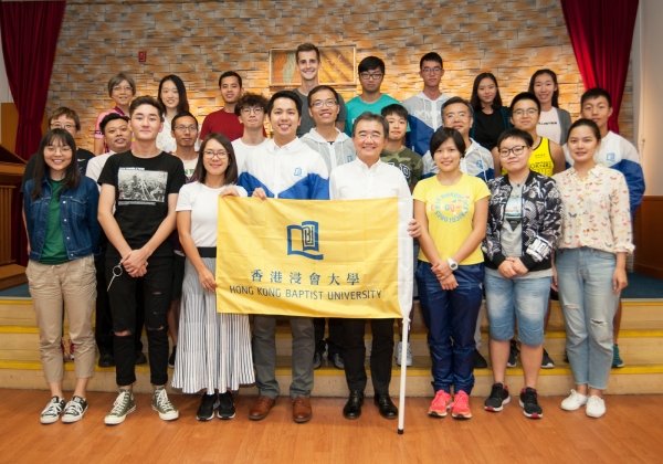 钱大康教授（前排右四）与大学单车队成员整装待发，迎战香港单车节