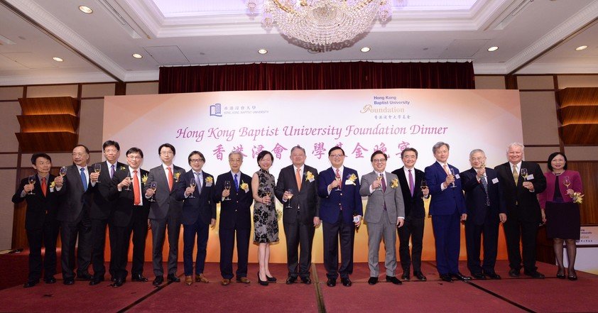 Chairman of the HKBU Foundation Dr Kennedy Wong (7th from right ) leads the guests in the toasting ceremony.