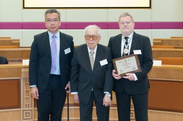 Mr Cheung On-tak (centre), Founder of Cheung On Tak Charity Foundation, and Mr Gavin Cheung (left), Director of Cheung On Tak Charity Foundation, present the award to Professor Gerhard Franz
