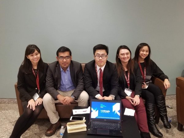 陈泓嘉（中）及其团队在哈佛亚洲暨国际关系计划的Impact Challenge环节，取得第一名。