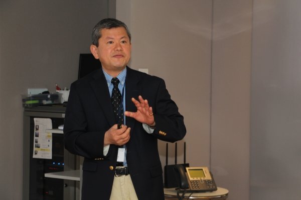 主題講座嘉賓Shintaro Okazaki教授就「Journal of Advertising的策略性方向：現狀及未來挑戰」，分享見解。