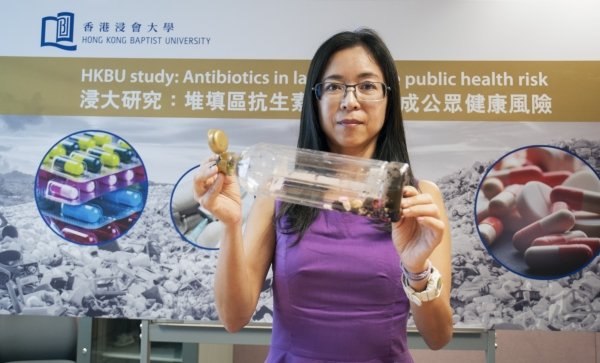 本港未有家用藥物回收計劃，鍾姍姍博士示範市民應如何棄置抗生素以減輕對堆填區及水體的污染。