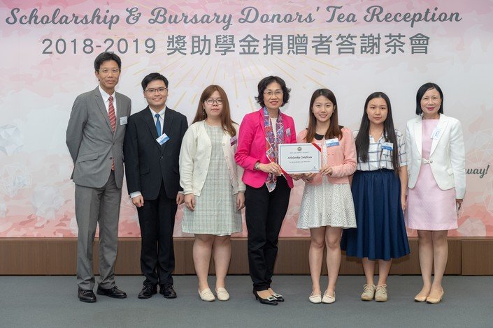 Mrs Mary Suen (centre) presents scholarships to the recipients of the Simon Suen Foundation Scholarship in Chinese Cultural Studies