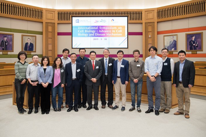 Vice-President (Research and Development) Professor Rick Wong (seventh from right) and Associate Vice-President Professor Bian Zhaoxiang (sixth from right) welcome the guest speakers