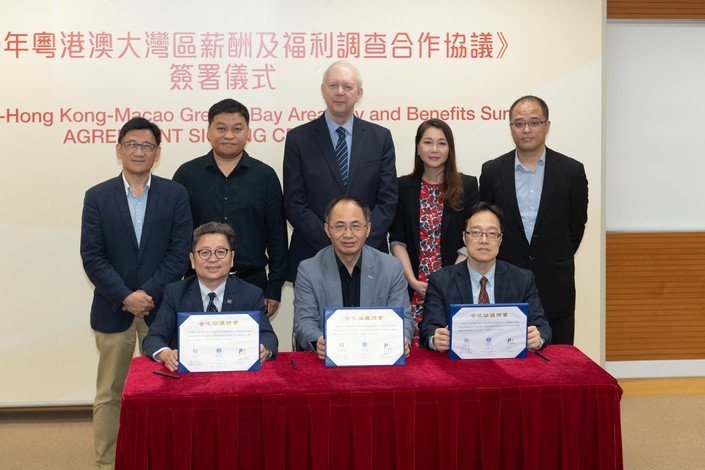 (前排左起) 浸大人力资源策略及发展研究中心主任赵其琨教授、华南理工大学人力资源管理研究中心主任刘善仕教授及香港人才管理协会会长蒋世源博士将於签署合作协议