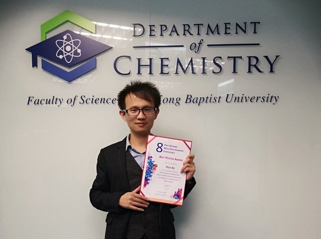 Chemistry PhD student Xie Peisi won the Best Poster Award at the 8th AOMSC.