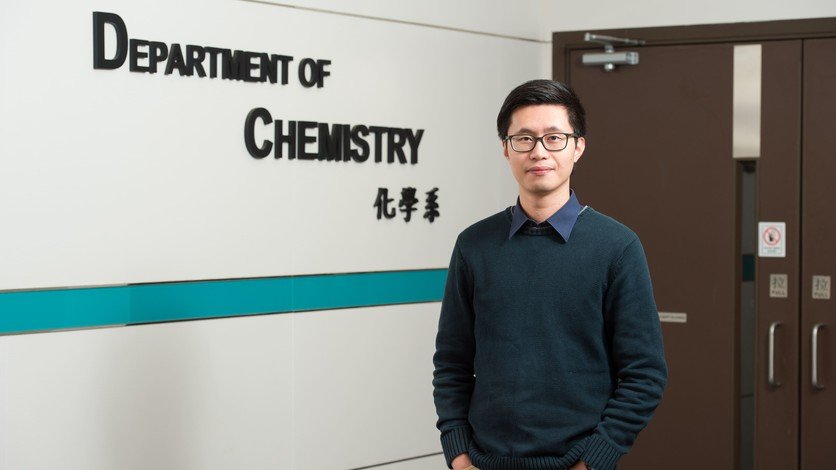 何观升博士是浸大首位获英国皇家化学学会颁授「特许科学老师」资格的老师。