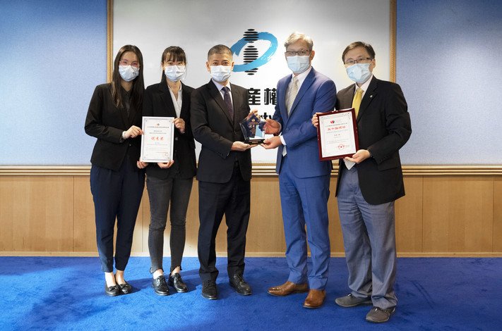 Mr David Wong Fuk-loi, Director of Intellectual Property of the HKSAR Government (middle); Dr Simon Han (second from right); and Dr Alfred Tan, Head of Knowledge Transfer Office at HKBU (first from right)