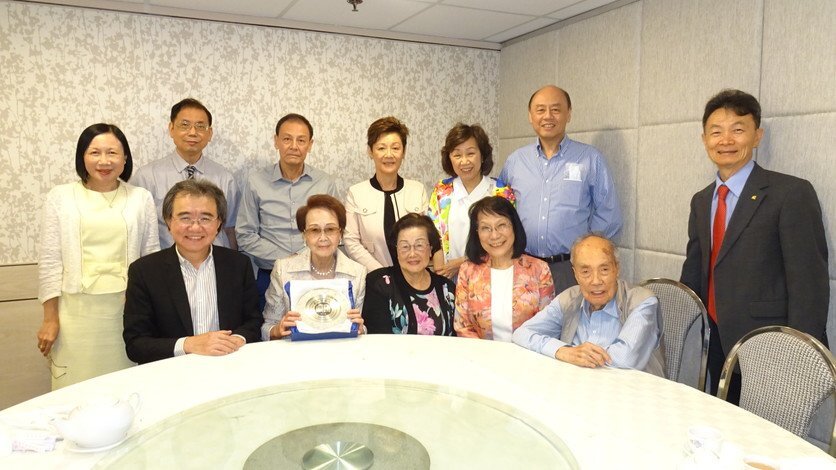 李兆麟夫人（前排左二）設宴款待錢大康校長（前排左一）、楊志剛先生（後排右一）、陳鄭惠蘭女士（後排左一）及其他嘉賓。