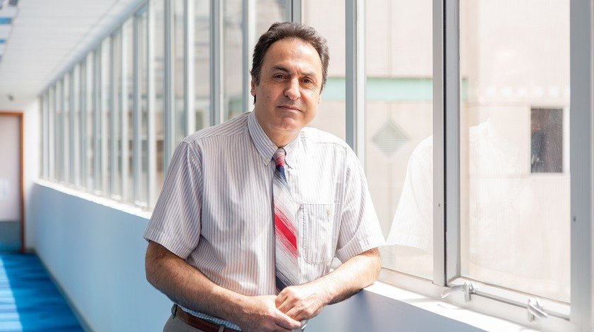 化學系副教授Angelo Homayoun All博士現正研究採用上轉換納米粒子治療神經系統疾病。