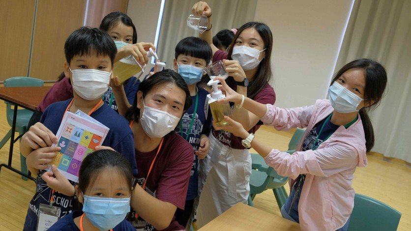 Fifteen HKBU students organised summer activities for grassroots primary school students. 