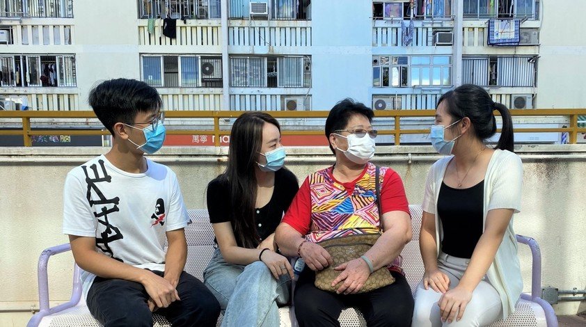 林婆婆（右二）在華富村與學生們分享她的故事。