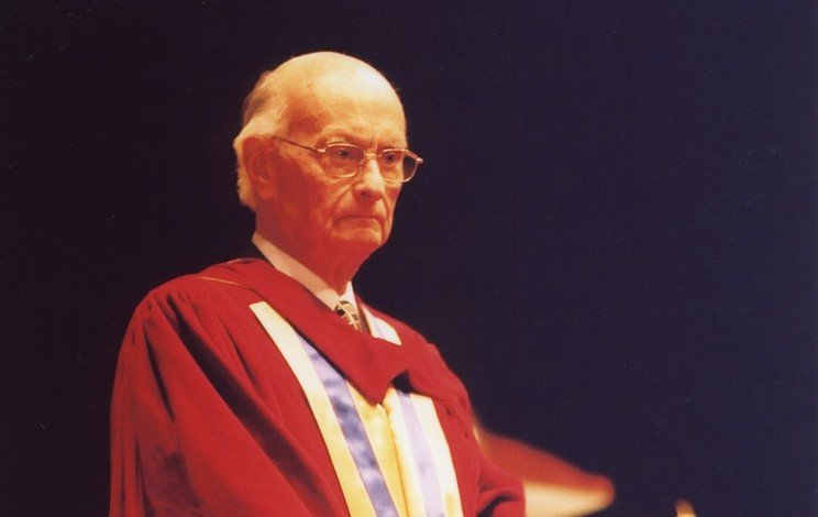 Dr Arnaldo de Oliveira Sales was conferred the degree of Doctor of Social Sciences by HKBU in 2001 in recognition of his significant contributions to society.