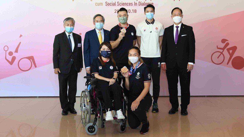 Dr Clement Chen (2nd left, back row), Mr Paul Poon (1st left, back row) and Professor Alexander Wai (1st right, back row) congratulate Daniel Chan (middle, back row), Chan Chung-wang (2nd right, back row), Sarah Lee (right, front row) and Ho Yuen-kei (left, front row) on their exemplary performances.