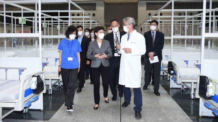 Professor Alexander Wai, President and Vice-Chancellor, and Professor Bian Zhaoxiang, Associate Vice-President (Chinese Medicine Development) of HKBU, introduce the operation of the Kai Tak Holding Centre operated by HKBU.