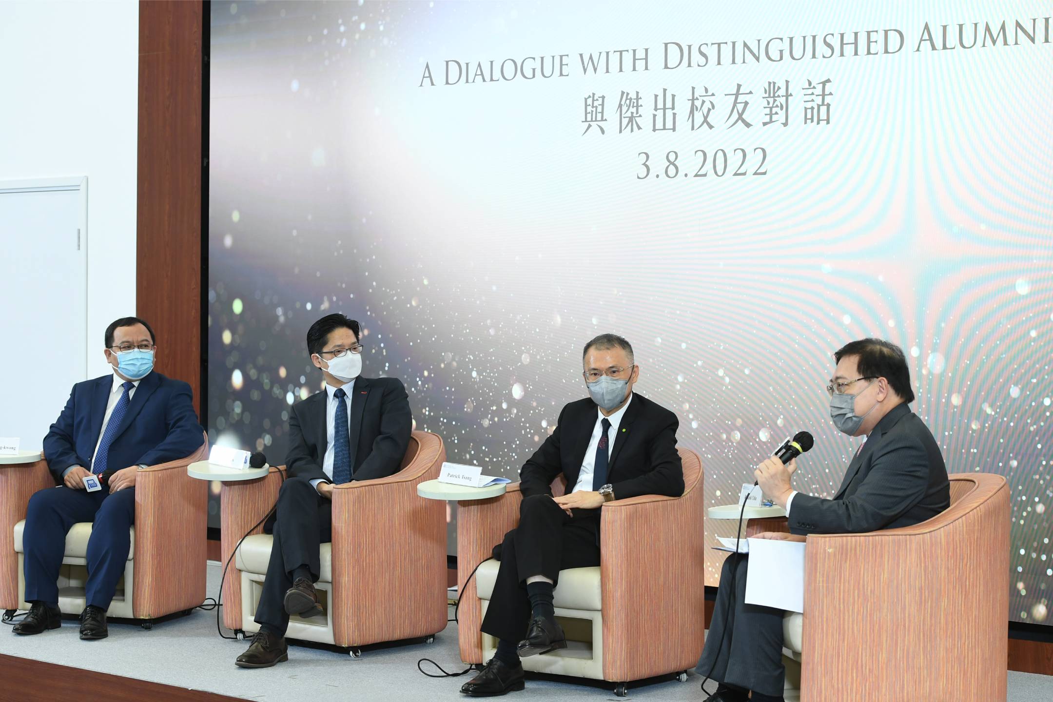 Alumnus Professor Ronald Chiu discusses various topics with the Award recipients.