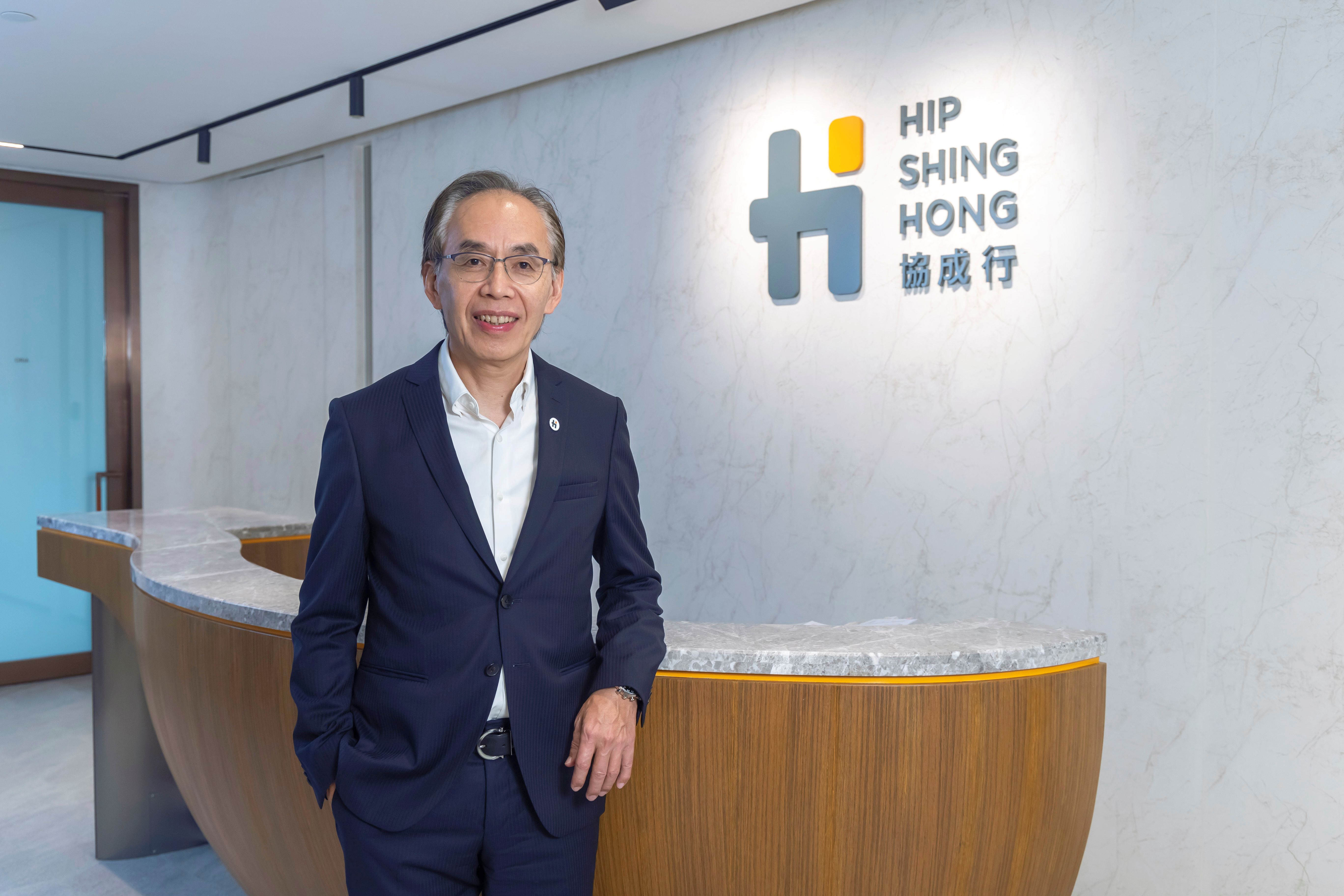 Mr David Fong Man-hung has generously donated HK$1 million to HKBU to support the diabetes projects of the School of Chinese Medicine.