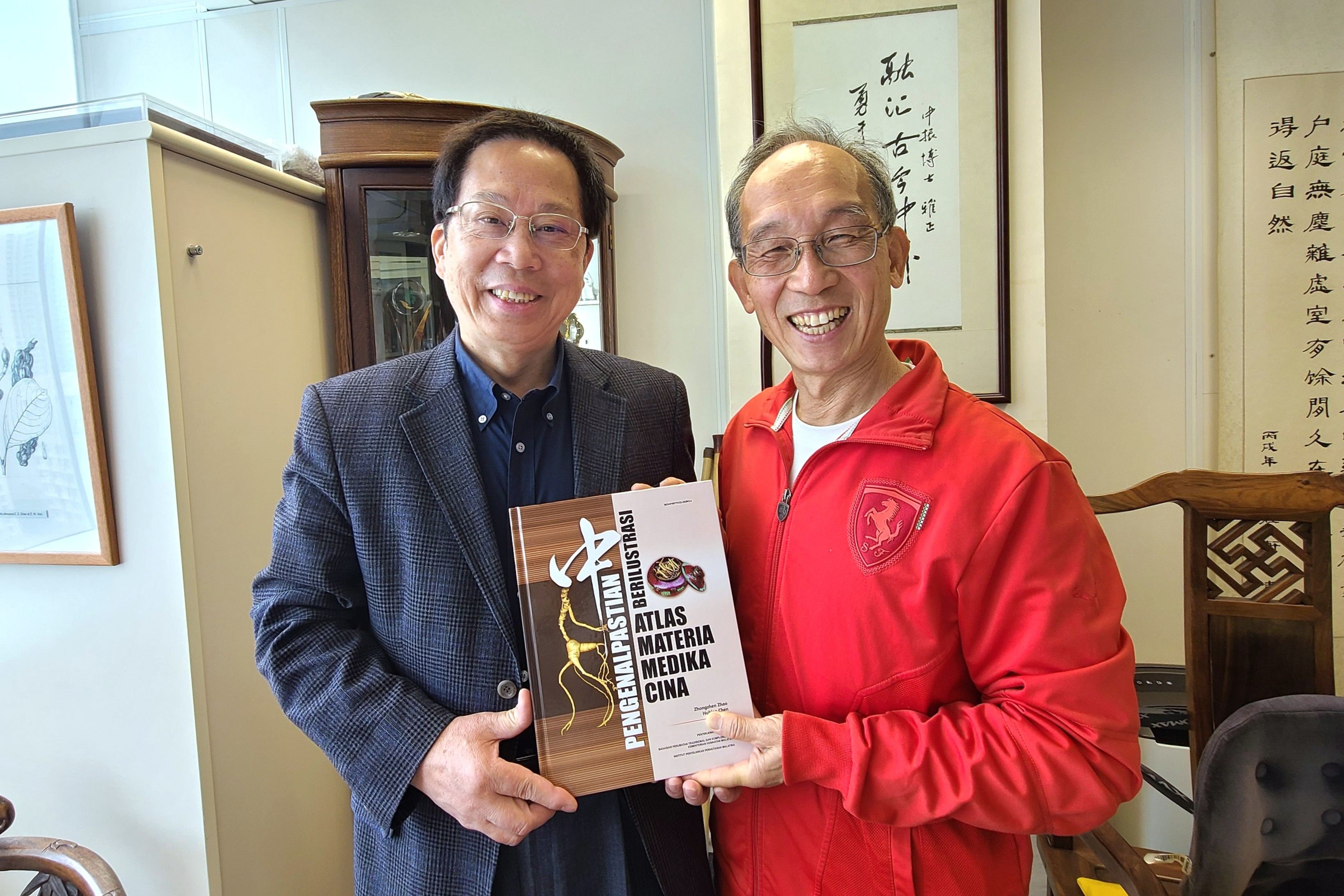 Malay edition of Chinese Medicinal Identification: An Illustrated Approach helps promote Chinese medicine knowledge 