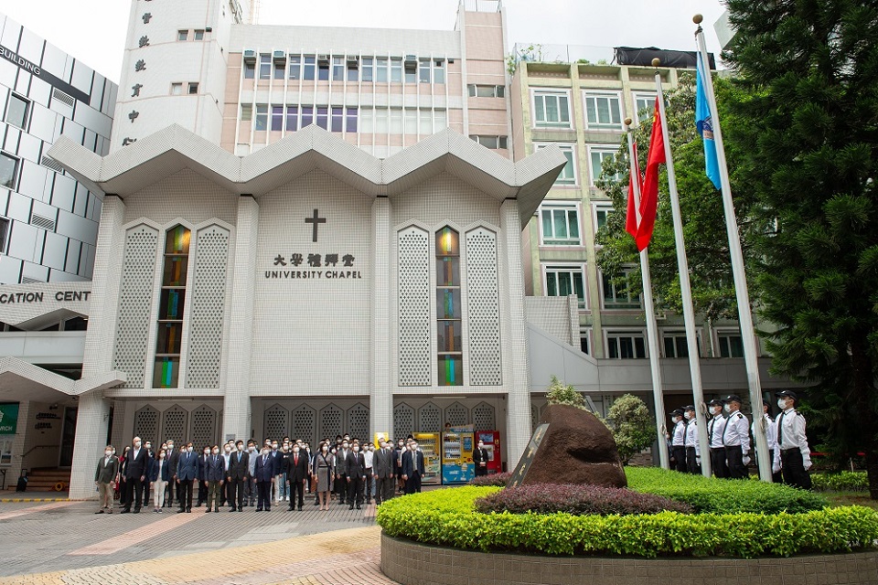 浸大举行升国旗典礼