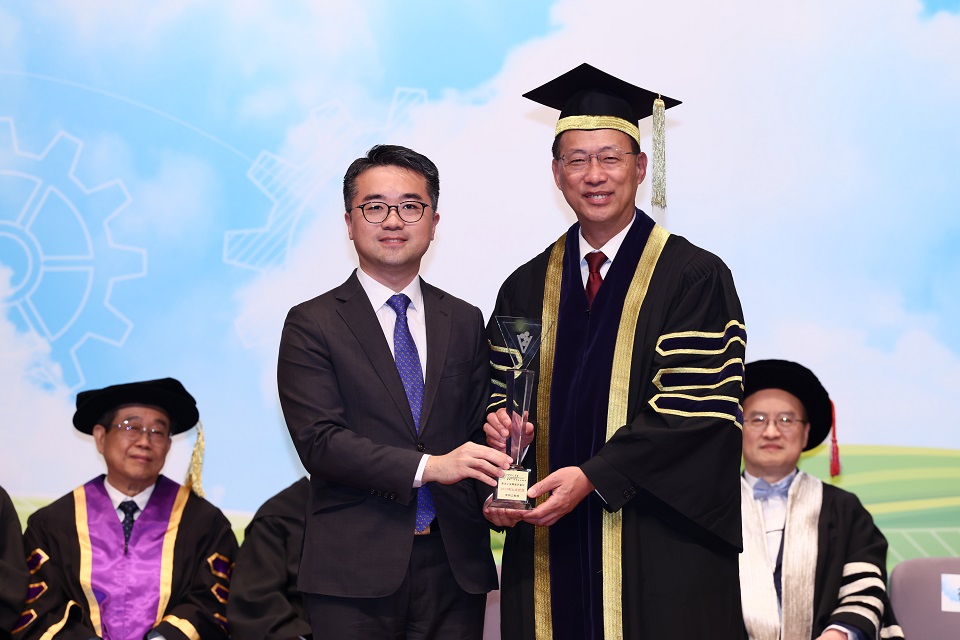 Professor Alexander Wai, President and Vice-Chancellor, honoured with outstanding achievement award