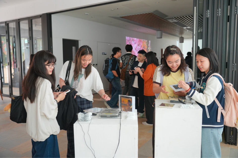 工商管理學生共創作了逾60 件作品，部分作品早前於校園舉辦的展覽「維度之外」展出。 