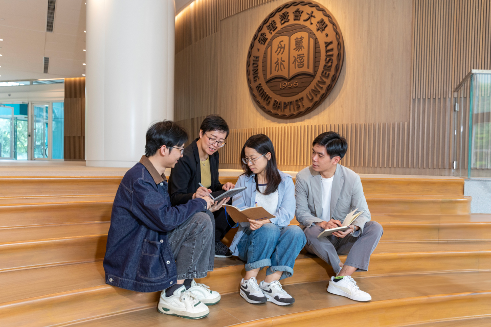 陳教授會因應學生的特質，包括背景、學習動機和知識水平來制定教學策略，讓學生自行探索感興趣的研習項目。 