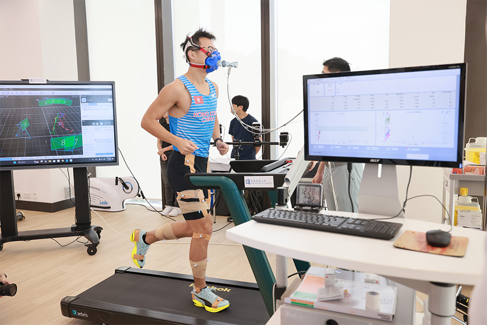 生物力学与运动表现实验室评估运动员的动作与跑步表现。 