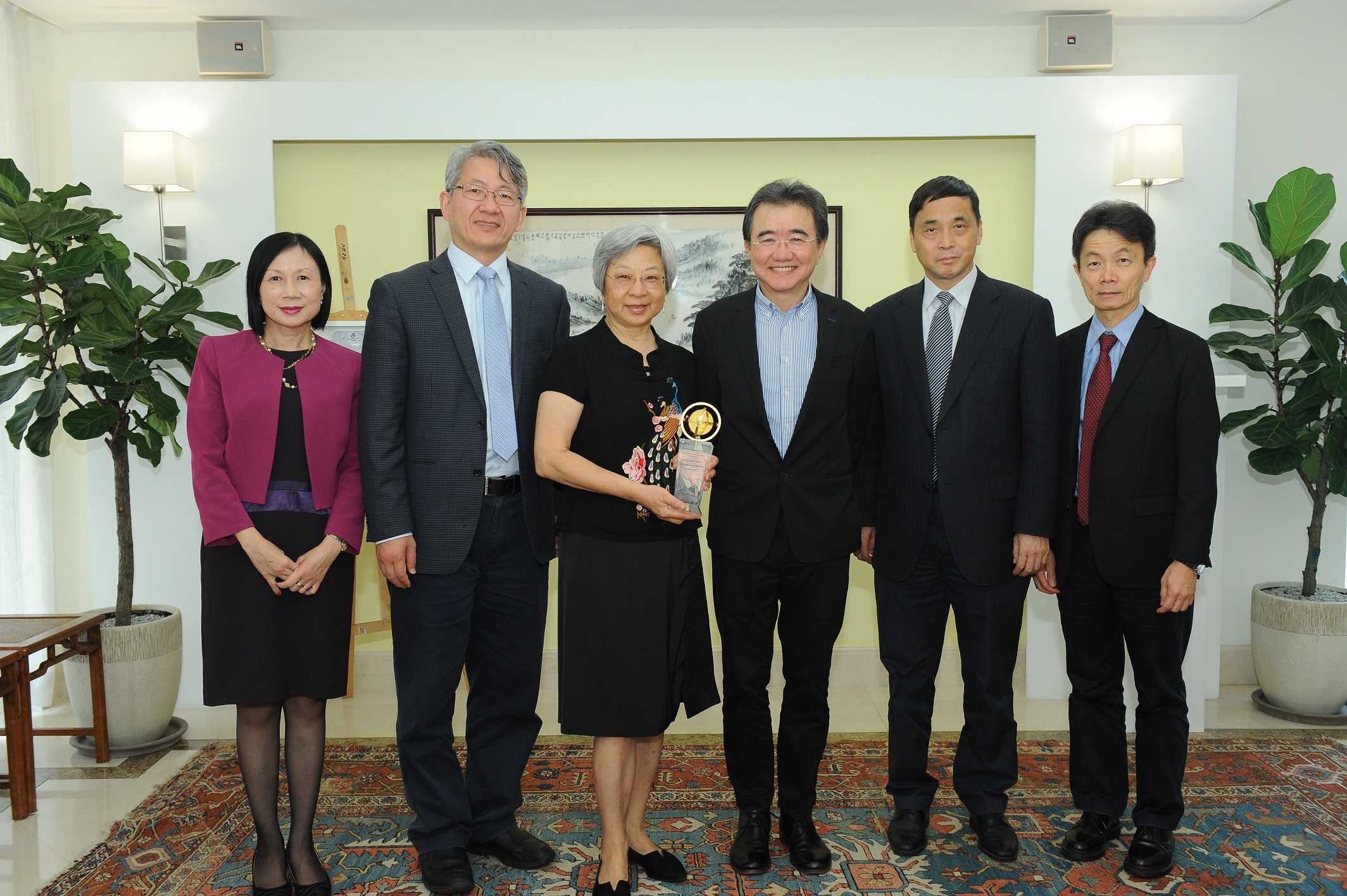 The donation will be used to support the development of Chinese Medicine. On behalf of the University, Professor Roland Chin (third from right) thanks Ms Alice Woo (third from left) for the Foundation’s support.