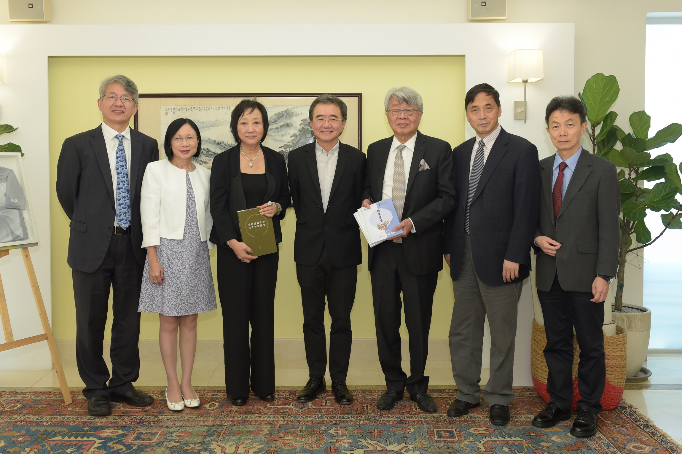 中医药学生可透过奬学金往内地交流。校长钱大康教授（中）代表大学感谢邓杨咏曼女士（左三）的支持。