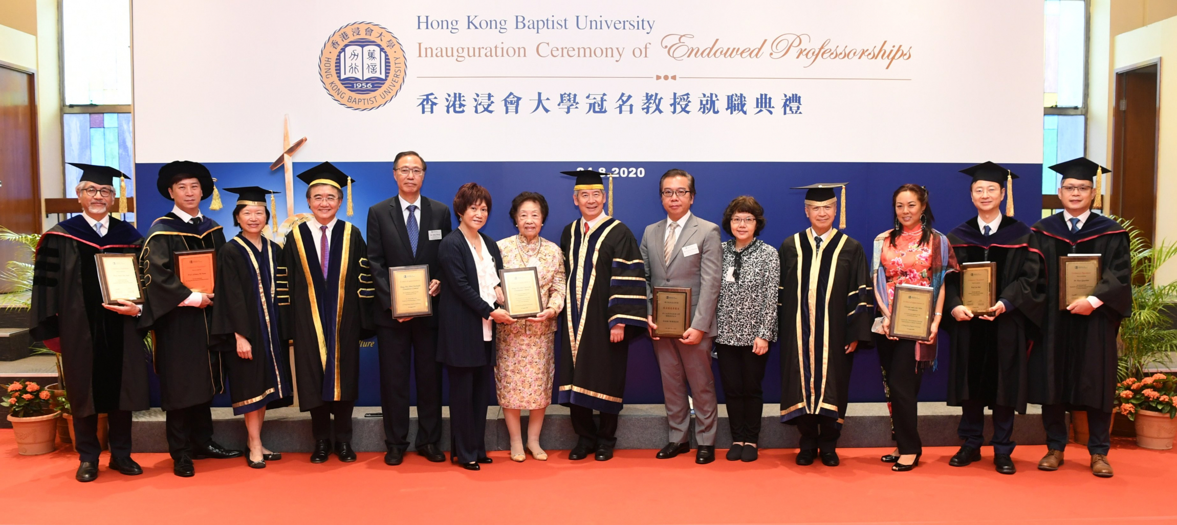 (From left) Professor Man Shu-sum, Dr Hung Yeung Pong Wah Endowed Professor in Film and Television; Professor Johnny Poon Ming-lun, Dr Hung Hin Shiu Endowed Professor in Music; Ms Rosanna Choi, Treasurer of the Council and the Court of HKBU; Professor Roland Chin, President and Vice-Chancellor of HKBU; Mr Billy Hung, Ms Elizabeth Hung and Dr Hung Yeung Pong-wah, representatives of Hung Hin Shiu Charitable Foundation Limited; Dr Clement Chen Cheng-jen, Chairman of the Council and the Court of HKBU; Mr Gavin Cheung and Ms Annie Cheung, representatives of Cheung On Tak Charity Foundation; Mr Paul Poon, Deputy Chairman of the Council and the Court of HKBU; Ms Cindy Wu, representative of Vincent and Lily Woo Foundation; Professor Jia Wei, Cheung On Tak Endowed Professor in Chinese Medicine; and Dr Han Quanbin, Vincent V.C. Woo Endowed Associate Professor in Chinese Medicine