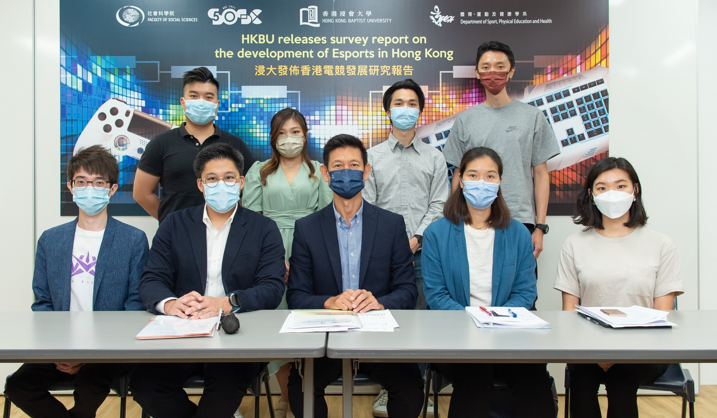 浸大社会科学院副院长（发展）兼体育、运动及健康学系教授钟伯光教授（前排中）及其研究团队成员梁家文博士（前排右二）、黄茗瑜小姐（前排右一）介绍调查结果；亚洲电子体育联合会主席霍启刚先生（前排左二）及电竞业界代表（前排左一）何浩楠先生、（后排左起）邓皓礼先生、石凯仪小姐、程添霖先生及林荣祥先生出席分享业界发展的挑战。