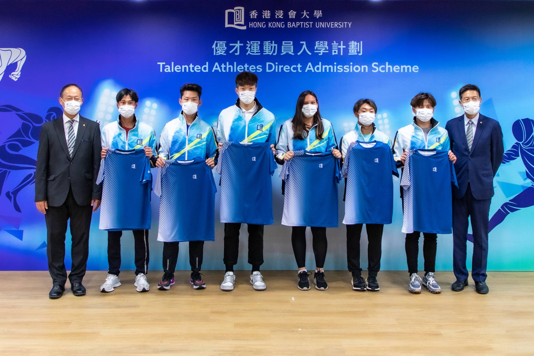 Professor Alexander Wai (first left) and Dr Albert Chau (first right) present the official T-shirt of HKBU’s sports team to the six elite athletes, namely (from second left) Kwan Man-ho, Shak Kam-ching, Cheung Ka-long, Forrest Shanna Sanman, Lau Chi-lung and Kwok Chun-hei.