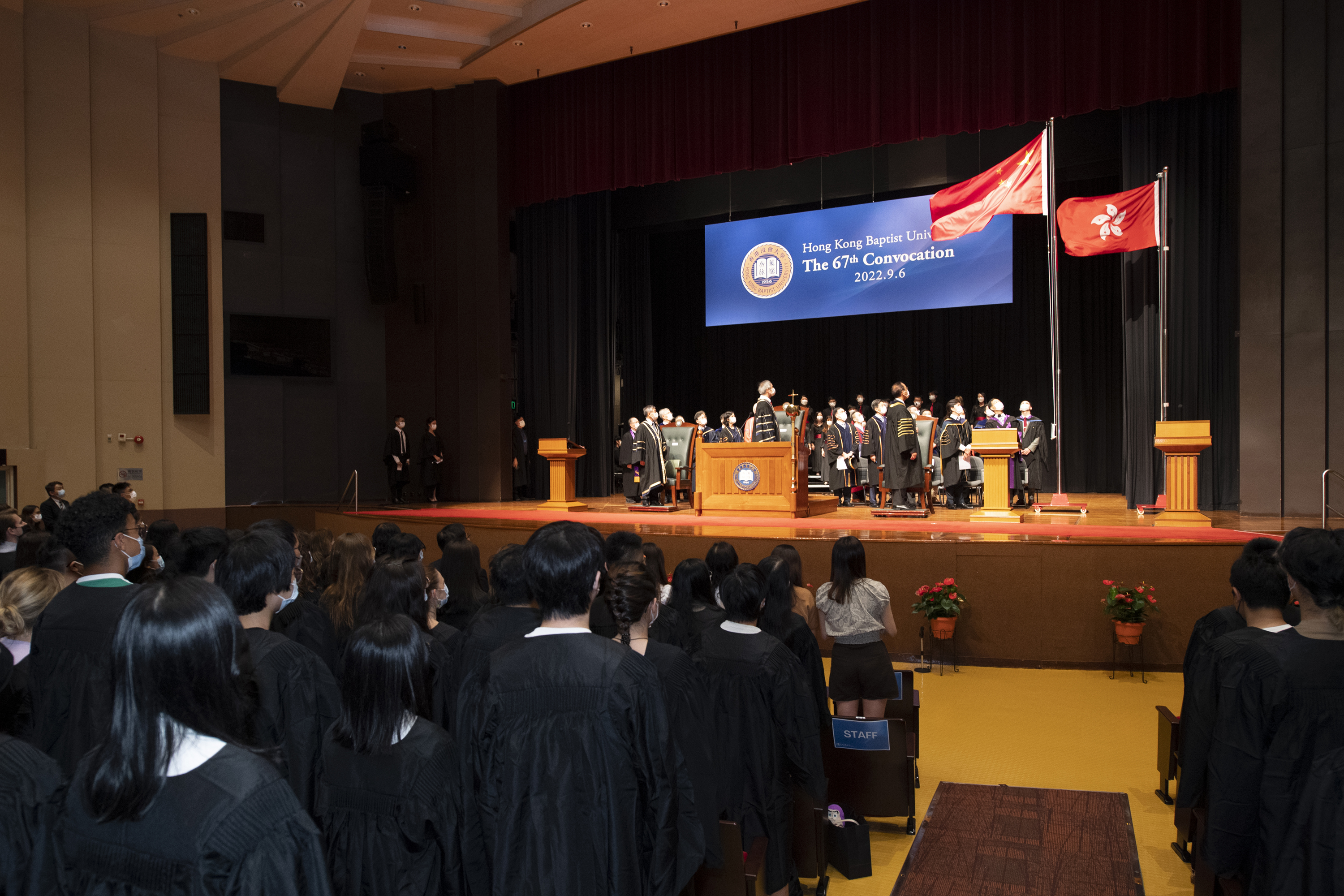 Before the 67th Convocation starts, HKBU students and staff members sing the National Anthem in front of the National Flag displayed at the venue.