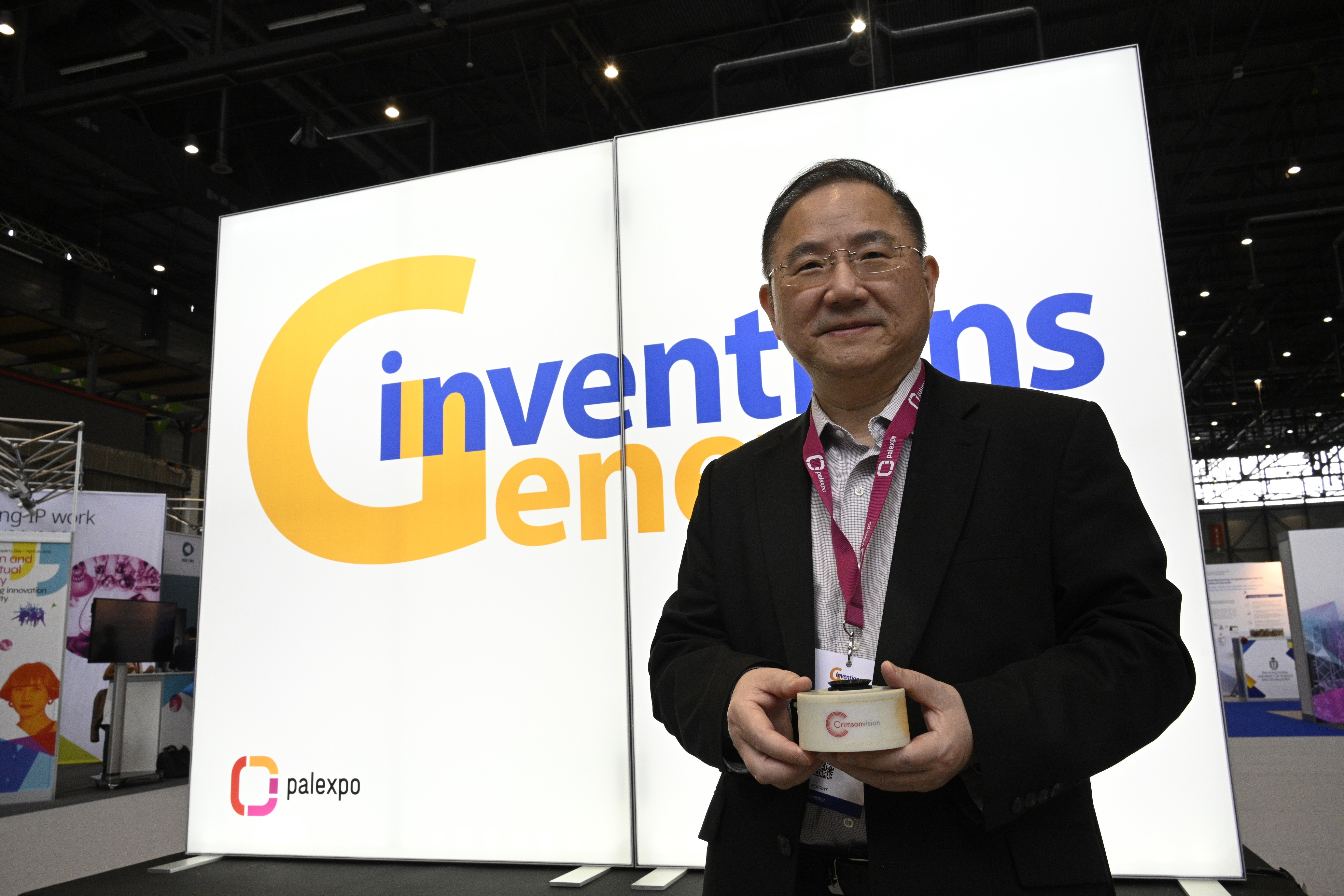 Professor Zhu Furong’s “Multi-mode photodetectors and methods of fabricating the same” project was awarded a Gold Medal at the Geneva International Exhibition of Inventions.