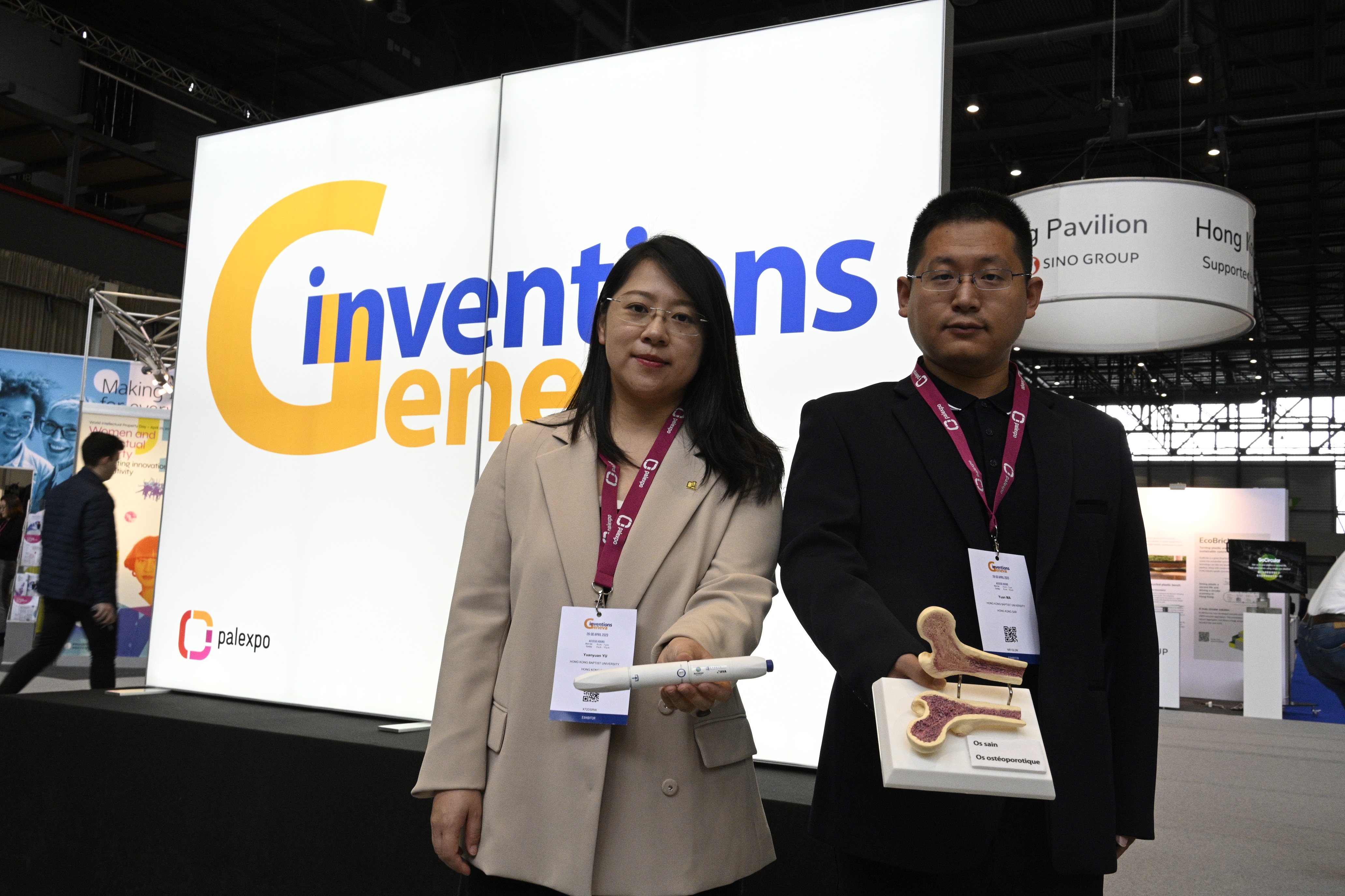  “An aptamer drug targeting sclerostin loop3 for bone anabolic therapy without increasing cardiovascular risk” project led by Dr Yu Yuanyuan (left) won a Silver Medal at the Geneva International Exhibition of Inventions.