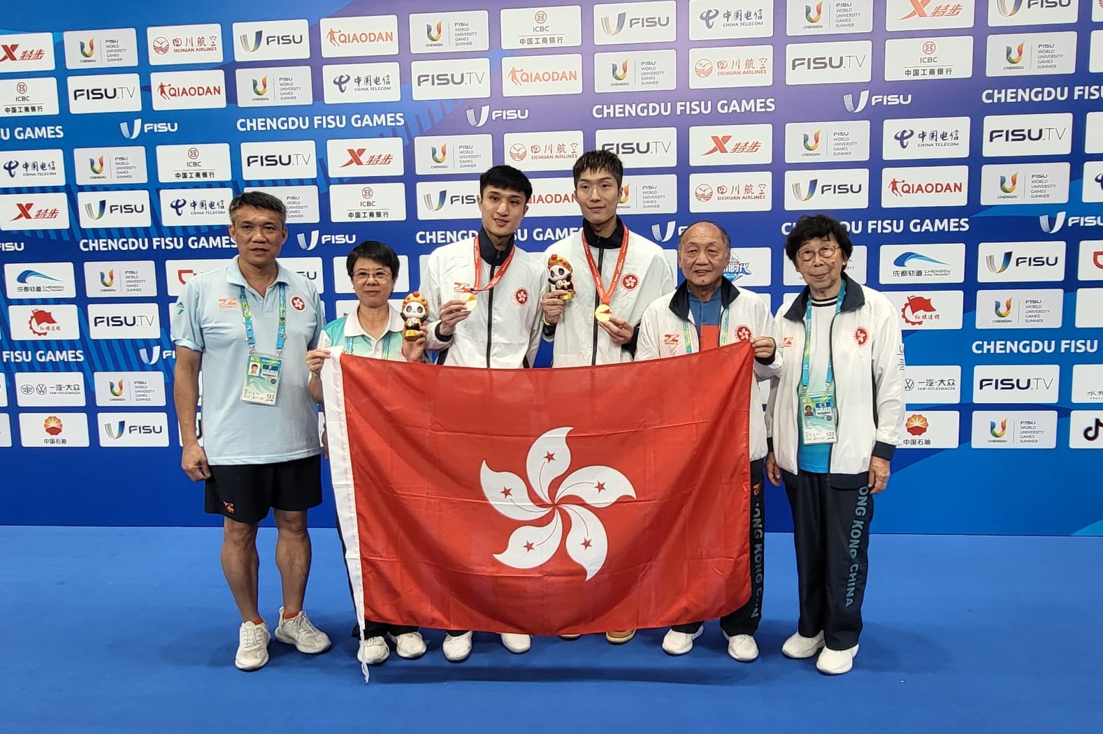 張家朗（右三）於世界大學生運動會勇奪男子個人花劍決賽金牌。