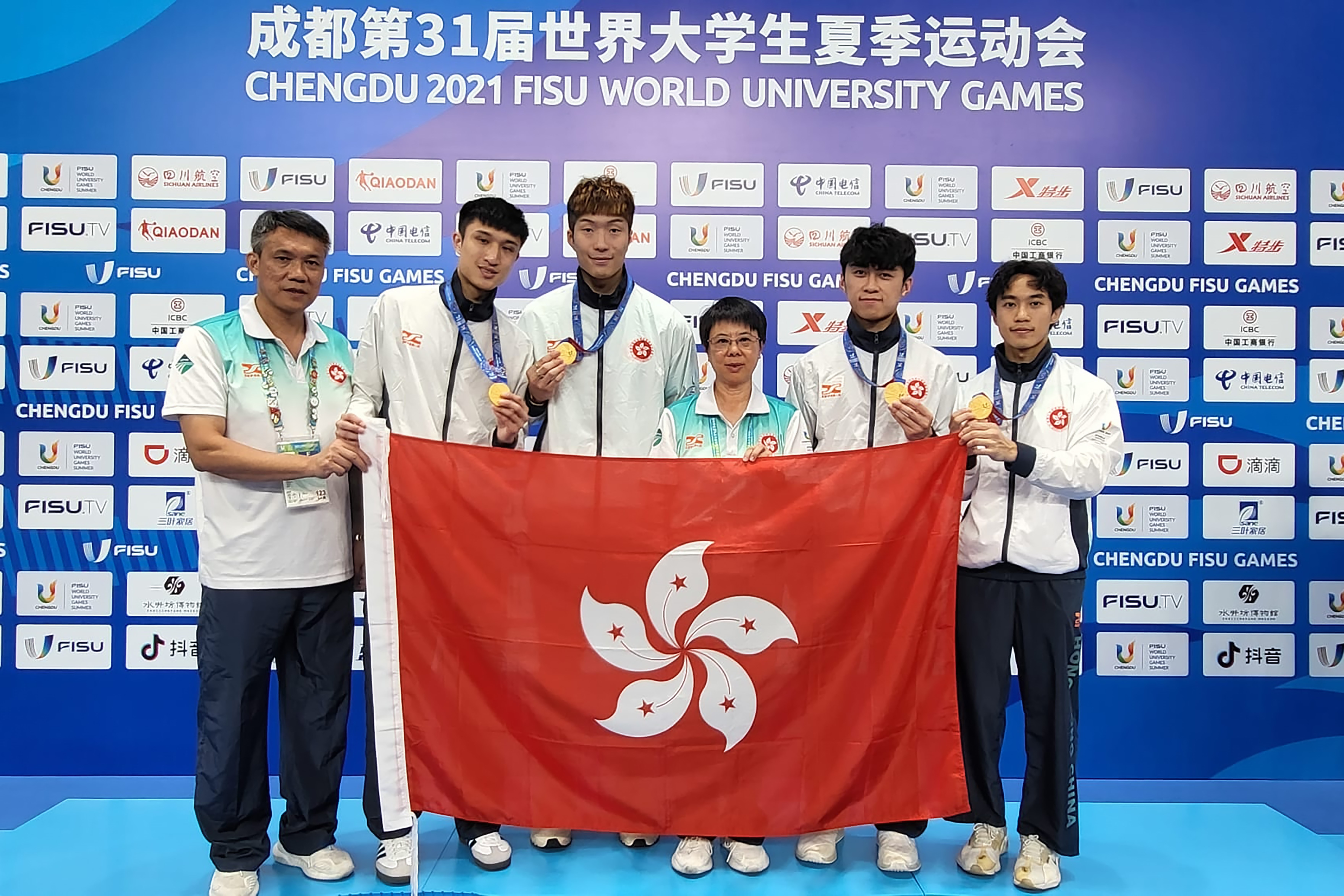 張家朗（左三）與隊友於世界大學生運動會男子花劍團體決賽中勇奪金牌。