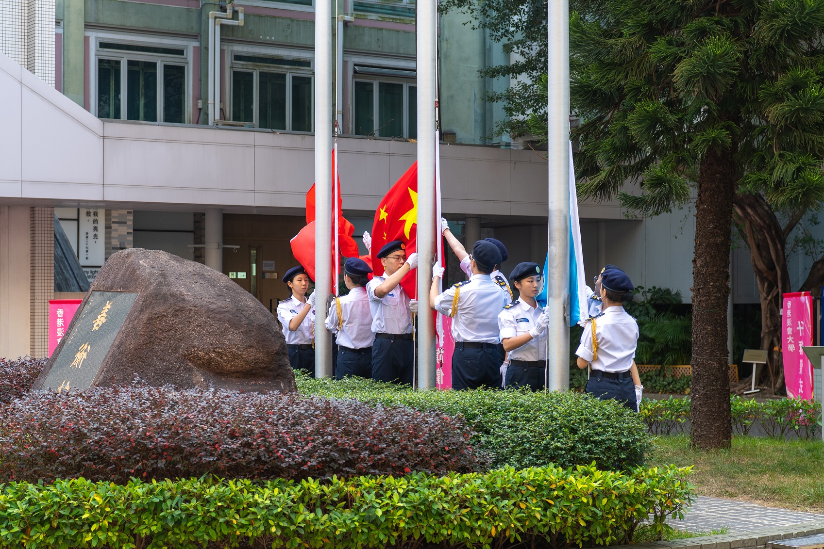 The HKBU student team performs the solemn duty of flag-raising.