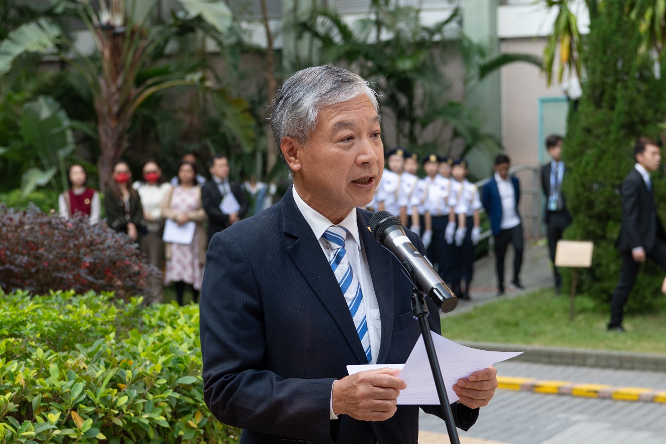 Mr Paul Poon, Deputy Chairman of the Council and the Court of HKBU, delivers a speech at the ceremony.