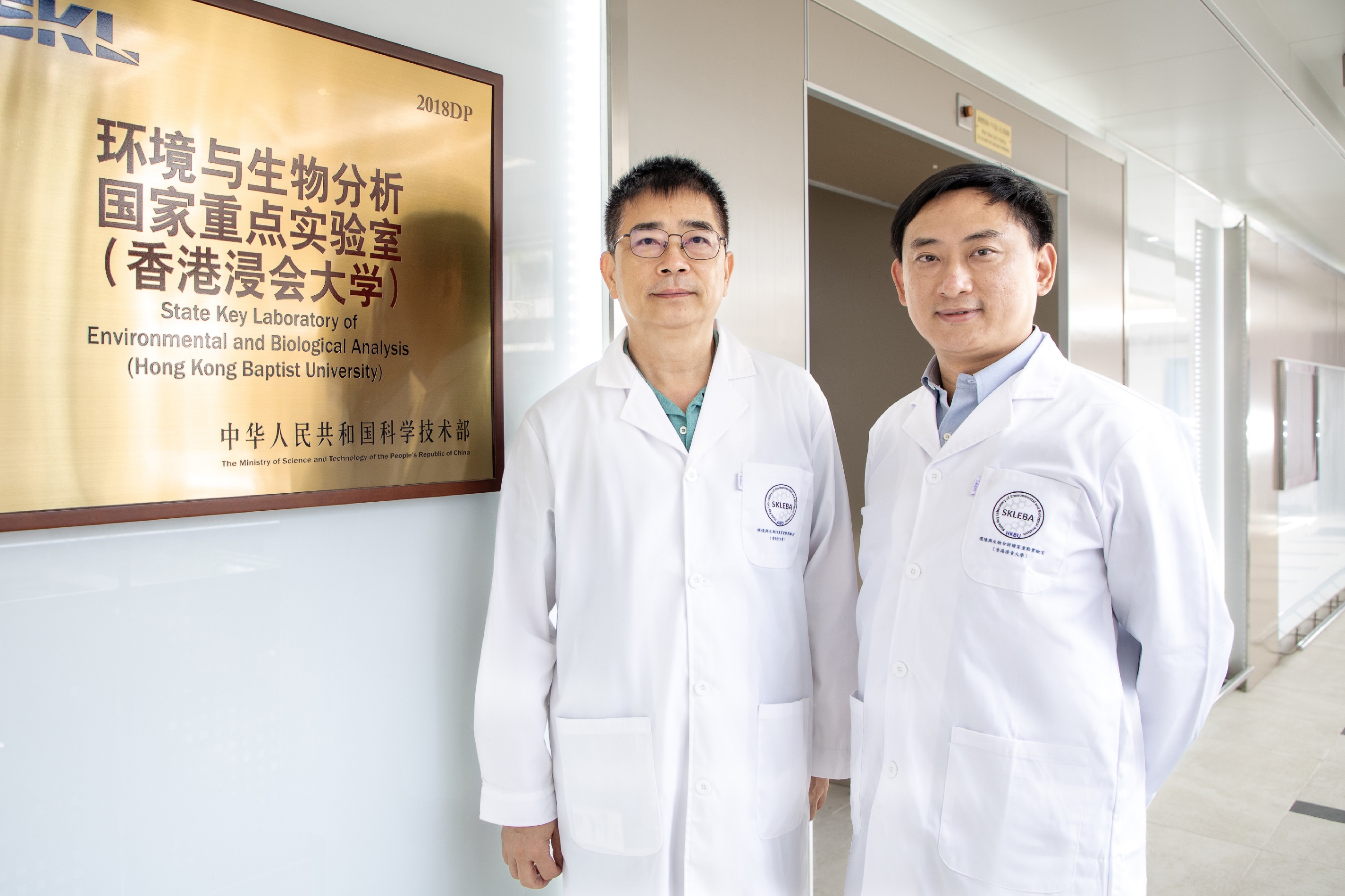 浸大化學系講座教授及環境與生物分析國家重點實驗室主任蔡宗葦教授（左）及生物系助理教授楊鑄博士（右），發現磷酸膽鹼具有對抗PM2.5毒性影響肺部的潛力。